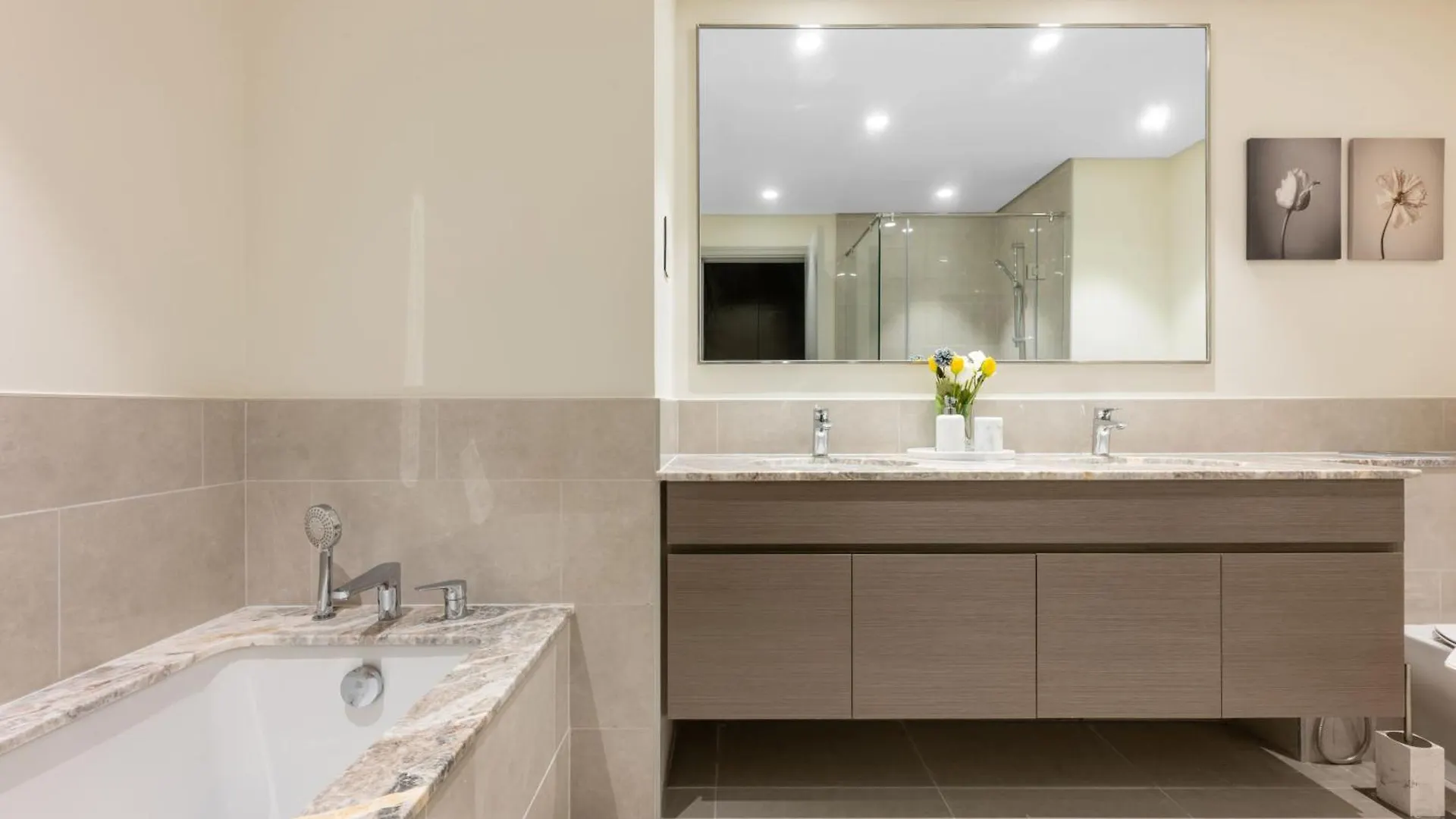 Magnificent - Luxurious 3+ 1 Bedroom Located In Downtown Dubai