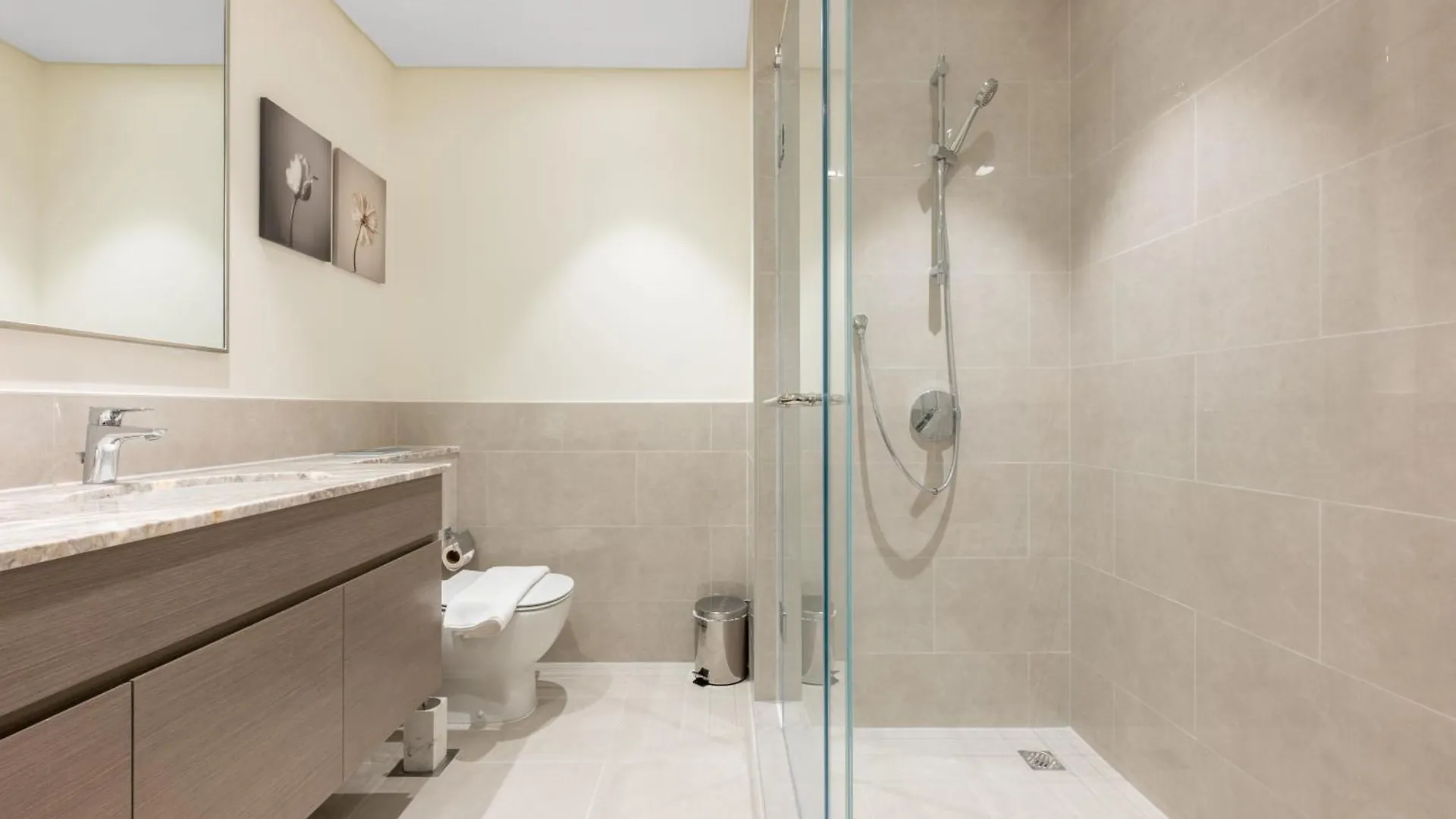 Magnificent - Luxurious 3+ 1 Bedroom Located In Downtown Dubai 0*,